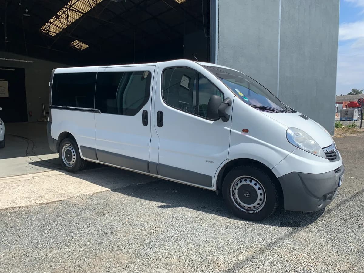 Opel Vivaro à louer chez D'clic Location, Saint-Pierre-des-Corps